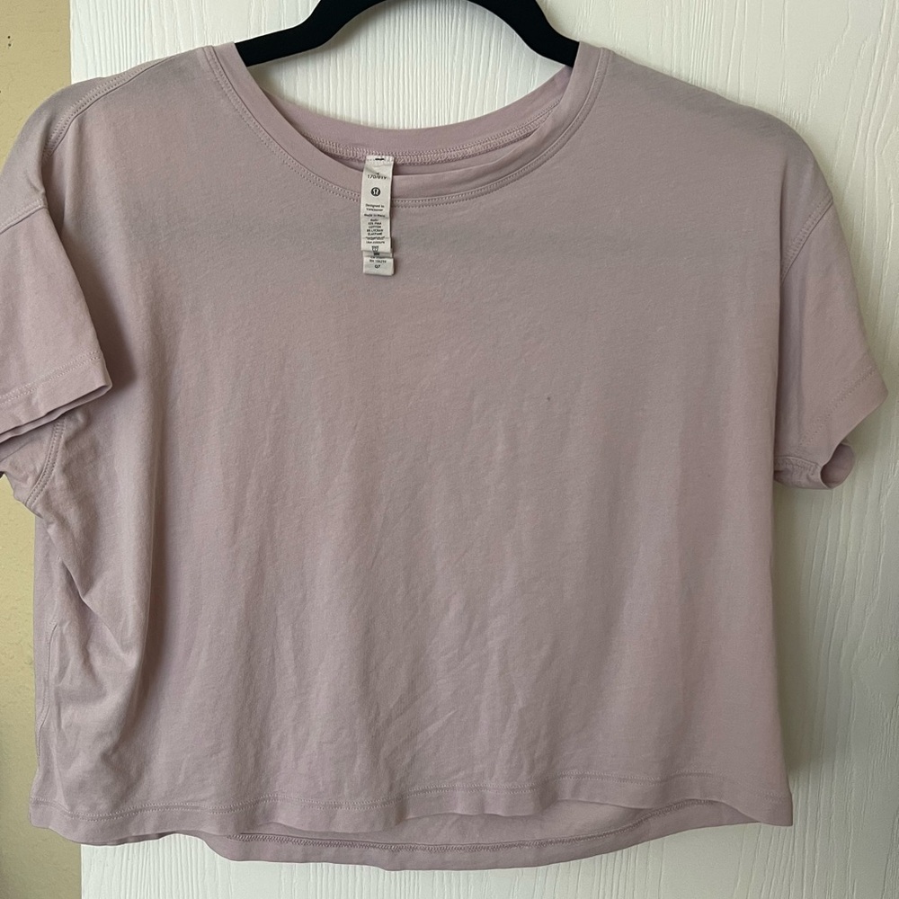 Women’s Lululemon waist-length tee